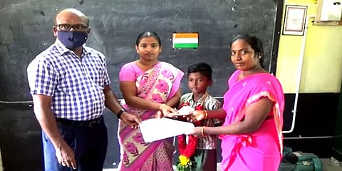 அரசுப் பள்ளியில் சேரவந்த மாணவனுக்கு மாலையிட்டு வரவேற்பு அளித்த தலைமையாசிரியர்!