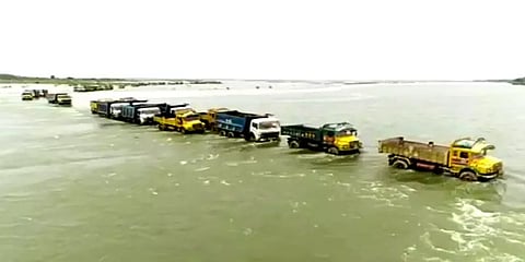 ஆந்திரா: கிருஷ்ணா நதியில் தீடீரென ஏற்பட்ட வெள்ளத்தில் சிக்கிய மணல் லாரிகள்