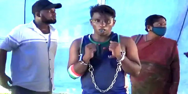 சென்னை: தேசியக் கொடியை நாக்கால் வரைந்து இளைஞர் உலக சாதனை முயற்சி