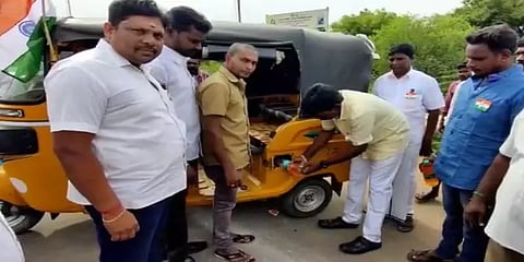 இனிப்புக்கு பதிலாக ஆட்டோக்களுக்கு பெட்ரோல் நிரப்பி சுதந்திர தின விழா கொண்டாட்டம்