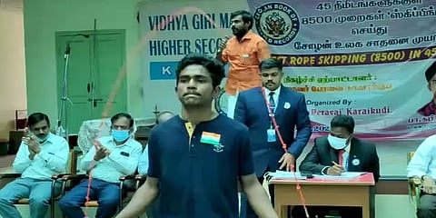 ‘45 நிமிடத்தில் 8500 முறை ஸ்கிப்பிங்’ - காரைக்குடி பள்ளி மாணவன் சாதனை
