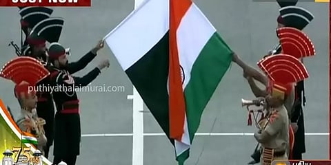 அட்டாரி - வாகா எல்லை: வீரர்களின் மிடுக்குடன் நடைபெற்ற கொடி இறக்கும் நிகழ்ச்சி