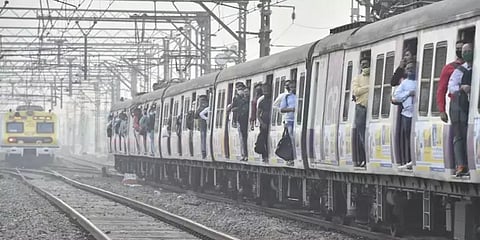 கொரோனா தடுப்பூசி செலுத்திக் கொண்டவர்கள் மட்டும் மும்பை புறநகர் ரயில்களில் பயணிக்க அனுமதி