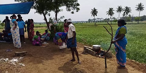 கரூர்: சுடுகாட்டை மீட்டுத்தரக் கோரி போராடியபோது மயங்கி விழுந்து இறந்த நபர்