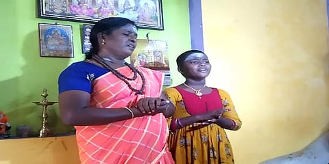 “ப்ளீஸ் எங்க அம்மாவுக்கு வேலை கொடுங்க” - கதறும் தமிழகத்தின் முதல் பெண் ஓதுவாரின் மகள்