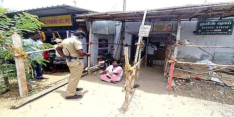 திருப்பூர்: டாஸ்மாக் கடையை அகற்றக்கோரி போராட்டத்தில் ஈடுபட்ட பெண் சமூக ஆர்வலர்