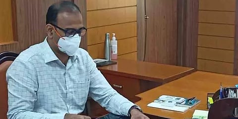 கோவை: காலில் விழுந்த விவகாரம் - விஏஓ, உதவியாளர் சஸ்பெண்ட்