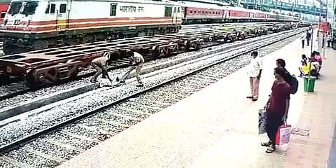 ரயில் தண்டவாளத்தில் தவறி விழுந்த முதியவர்: விரைந்து சென்று மீட்ட பாதுகாப்பு படையினர்