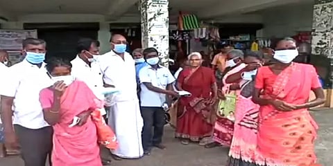 கள்ளக்குறிச்சி: பஸ் பயணிகளுக்கு இலவசமாக முகக்கவசம் வழங்கும் பெட்டிக்கடைக்காரர்