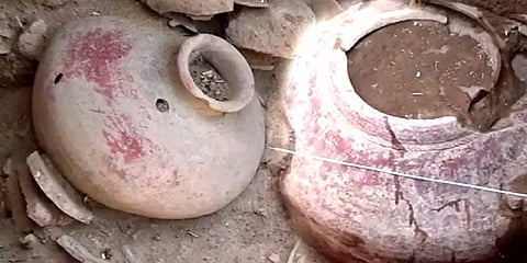 கீழடி 7ஆம் கட்ட அகழாய்வு: ஒரே குழியில் அடுத்தடுத்து கண்டறியப்பட்ட 4 சிவப்பு நிற பானைகள்
