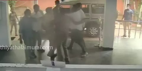 சென்னை: காவல் நிலையத்திற்குள் மோதிக் கொண்ட வழக்கறிஞர்கள் - சமாதானம் செய்த போலீசார்