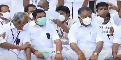 கோடநாடு விவகாரம் - பேரவைக்கு வெளியே அதிமுகவினர் தரையில் அமர்ந்து போராட்டம்