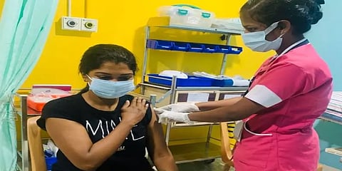 கொரோனா தடுப்பூசி செலுத்திக்கொண்ட நடிகை ரித்விகா