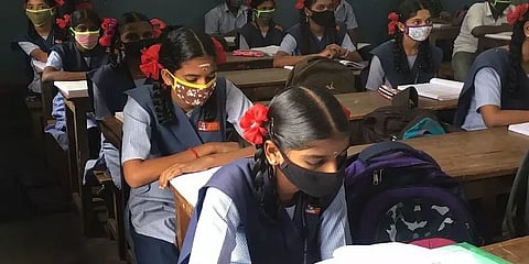 தமிழகத்தில் பள்ளிகளை திறக்க நடவடிக்கை - வழிகாட்டு நெறிமுறைகள் வெளியீடு