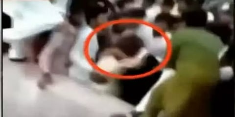 பாகிஸ்தான் சுதந்திர தின விழாவில் இளம் பெண்ணுக்கு நேர்ந்த கொடூரம்