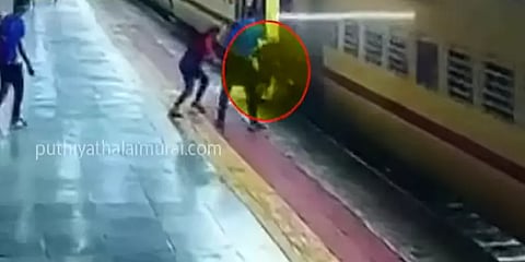 மத்திய பிரதேசம்: ஓடும் ரயிலில் ஏற முயன்றபோது தவறி விழுந்த பெண்
