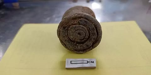 அகரம் அகழ்வாய்வில் கண்டறியப்பட்ட சுடுமண்ணால் ஆன முத்திரை : அமைச்சர் தங்கம் தென்னரசு ட்வீட்