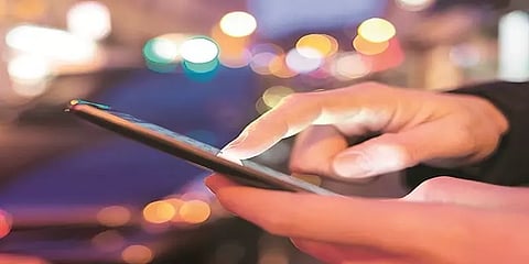 பெண்களின் புகைப்படத்தை ஆபாசமாக சித்தரித்து பதிவேற்றம்: 2 சிறார்கள் உள்பட 5 பேர் கைது