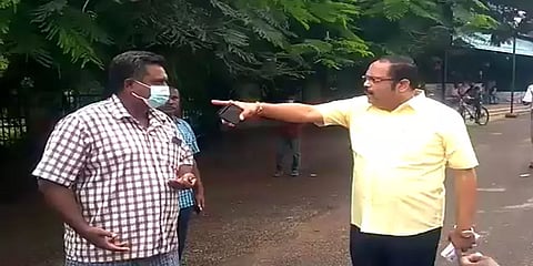 பாதுகாப்பின்றி கண்ணாடித் துகள்களை ஏற்றிச்சென்ற லாரி: போலீஸிடம் ஒப்படைத்த வேலூர் எம்.பி