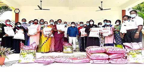 தருமபுரி: வாழ்வாதாரம் இழந்த 250 பேருக்கு நிவாரண பொருட்களை வழங்கிய தனியார் நிறுவனங்கள்