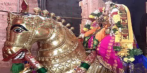 பக்தர்கள் இன்றி மதுரை மீனாட்சியம்மன் கோயிலில் நடைபெற்ற திருவிளையாடல்