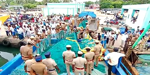 சுருக்குமடி வலை விவகாரம்: மீனவர்கள் மோதல் தொடர்பாக விசைபடகு, வலை பறிமுதல்