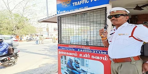 "சாலைனா சிக்கனல் இருக்கும், வாழ்ககைனா சிக்கல் இருக்கும்" - அசத்தும் மதுரை டிராபிக் போலீஸ்!