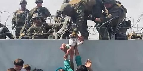 இணையத்தில் வைரலான ஆப்கன் குழந்தை: பெற்றோர்களிடம் ஒப்படைத்த அமெரிக்க அதிகாரிகள்