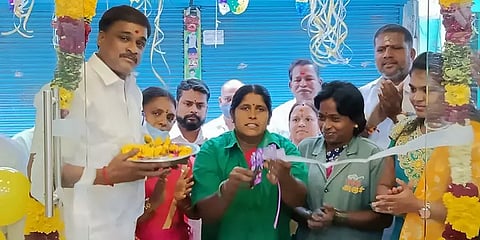 தருமபுரி: தூய்மைப் பணியாளரை வைத்து ஜவுளிக்கடையை திறந்து மகிழ்ந்த உரிமையாளர்