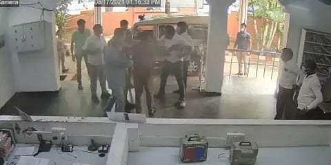 காவல் நிலையத்தில் மோதலில் ஈடுபட்ட 7 வழக்கறிஞர்களை சஸ்பெண்ட் செய்த பார் கவுன்சில்