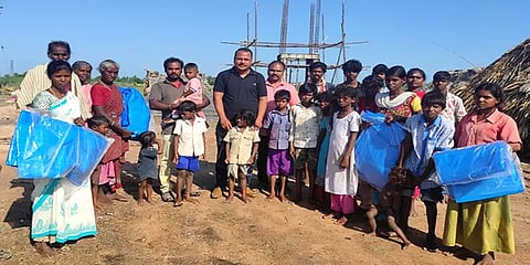 விழுப்புரம்: மழையால் வீடுகளை சூழ்ந்த மழைநீர்- தார்பாய்கள் வழங்கி உதவிய தன்னார்வ அமைப்பினர்