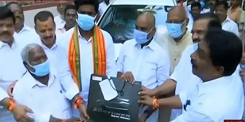 தேர்தல் வெற்றி: தமிழகத்தில் 4 பா.ஜ.க மாவட்ட தலைவர்களுக்கு இன்னோவா கார் பரிசளிப்பு!