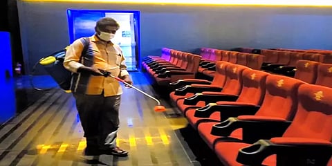 நாளை முதல் கட்டுப்பாடுகளுடன் திறக்க அனுமதி: தமிழகத்தில்முழுவீச்சில் தயாராகும் தியேட்டர்கள்