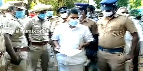 தடுப்பூசி முகாமில் கேள்வி கேட்டவருக்கு கொலை மிரட்டல் விடுத்த அதிமுக பிரமுகர் கைது