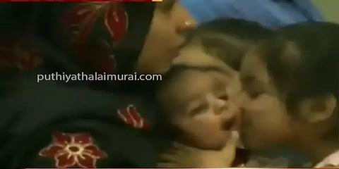 பாச மிகுதியில் கைக்குழந்தையை கொஞ்சி மகிழ்ந்த சிறுமி