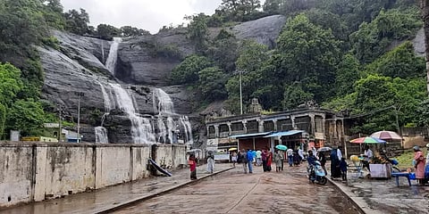 குற்றால அருவிகளில் குளிப்பதற்கான தடை தொடரும் - தென்காசி மாவட்ட நிர்வாகம் அறிவிப்பு