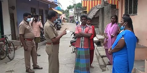 ஆரணி: பெற்றோர் வாங்கிய கடனுக்கான பிள்ளைகளை வீட்டிற்குள் வைத்து பூட்டிய கடன்தாரர்