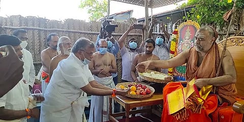 மணிப்பூர் ஆளுநராக நியமனம்: சங்கரமடத்தின் பீடாதிபதி விஜயேந்திரரிடம் ஆசிபெற்ற இல.கணேசன்