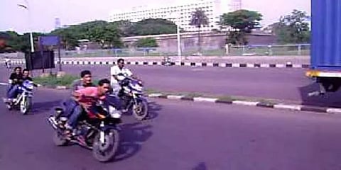 சென்னையில் மீண்டும் மிரட்டும் பைக் ரேஸர்கள் - அச்சத்தில் வாகன ஓட்டிகள்