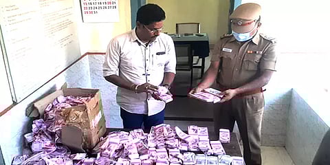 தருமபுரி: ரயில் தண்டவாளம் அருகே சிதறிக்கிடந்த 2000, 500 ரூபாய் மாதிரி நோட்டுகள்