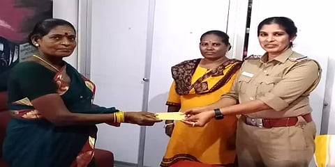 சென்னை: சாலையில் கிடந்த செல்போனை போலீசில் ஒப்படைத்த பெண்ணுக்கு விருந்தளித்த காவல் ஆய்வாளர்