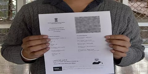 கொரோனா தடுப்பூசி சான்றிதழில் ஏன் மோடியின் படம்? வெளிநாடு செல்பவர்களுக்கு அதிகாரிகள் கேள்வி