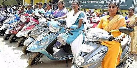 அம்மா மானிய விலை இருசக்கர வாகன திட்டத்திற்கு மக்களிடம் வரவேற்பு இல்லையா? உண்மை என்ன?