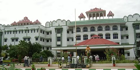 ரேஷன் அரிசியை விற்போரின் குடும்ப அட்டைக்கு பொருள்கள் நிறுத்தம் - தமிழக அரசு தகவல்