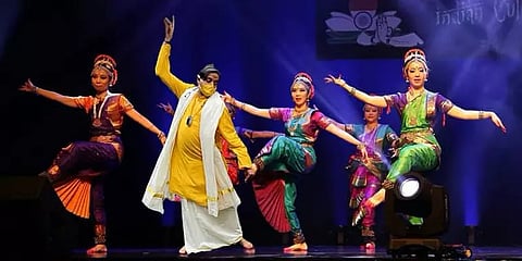 தன்னை பற்றிய மீம்களை தானே ஃபேஸ்புக்கில் பகிர்ந்து மகிழும் சசி தரூர்!