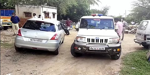 கிருஷ்ணகிரி: கார் கண்ணாடியை உடைத்து ரூ. 19.30 லட்சம் கொள்ளை