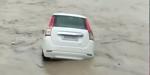 உத்தராகண்ட்: வெள்ளத்தில் அடித்துச் செல்லப்பட்ட கார் - வெளியான காட்சிகள