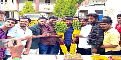 படப்பிடிப்பு தளத்தில் ரசிகர்களுடன் நடிகர் சூரி பிறந்தநாள் கொண்டாட்டம்