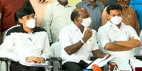 பள்ளிகள் திறப்பையொட்டி ஆசிரியர்களுக்கு தடுப்பூசி போடும் பணி தொடங்கியது