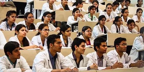 அரசு மருத்துவக் கல்லூரிகளில் பணிபுரிய மறுத்த மாணவர்களுக்கு ரூ.50 லட்சம் அபராதம்